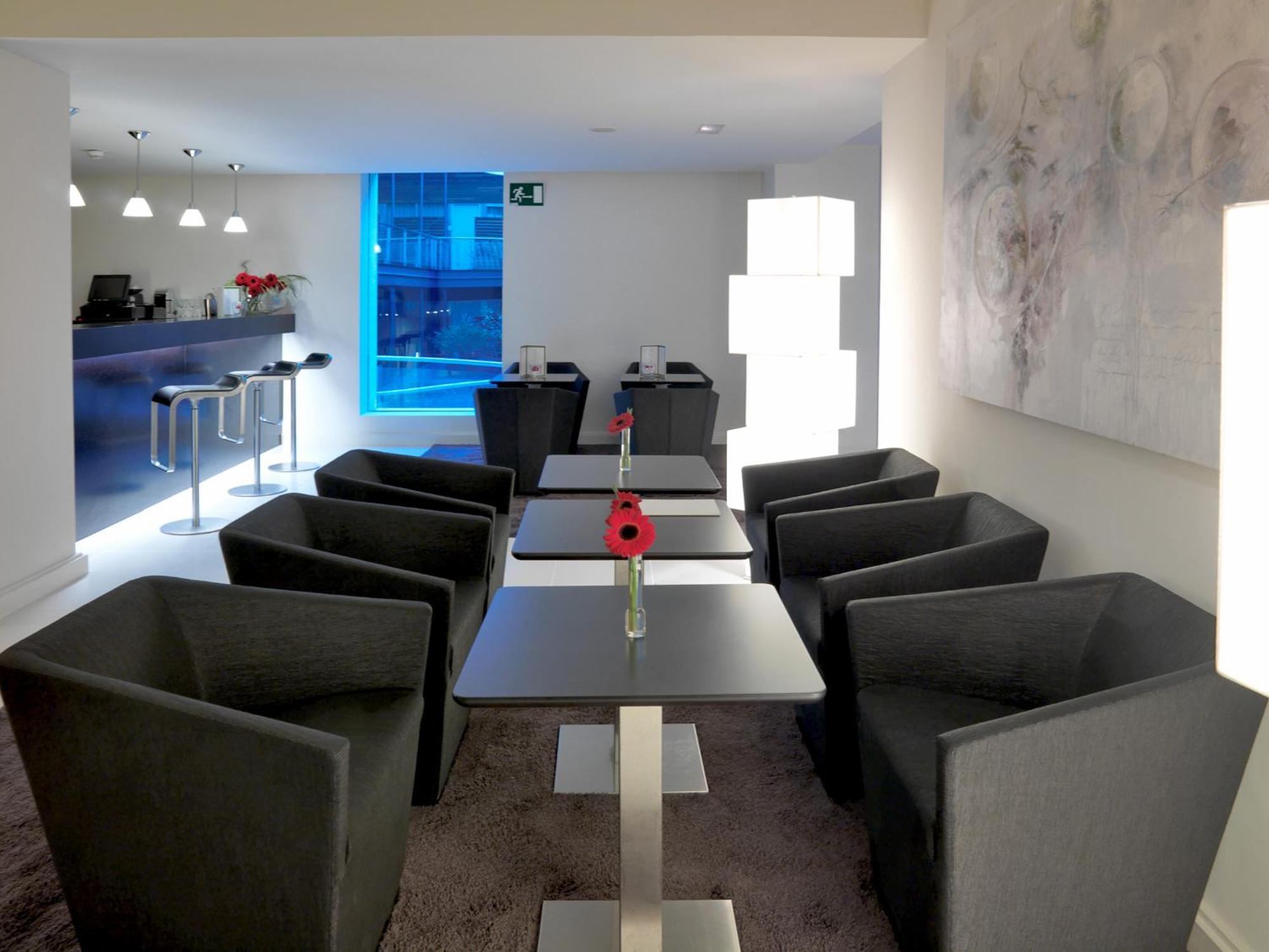 Hospes Palau De La Mar, Valencia, A Member Of Design Hotels Restaurant foto The lounge at the airport
