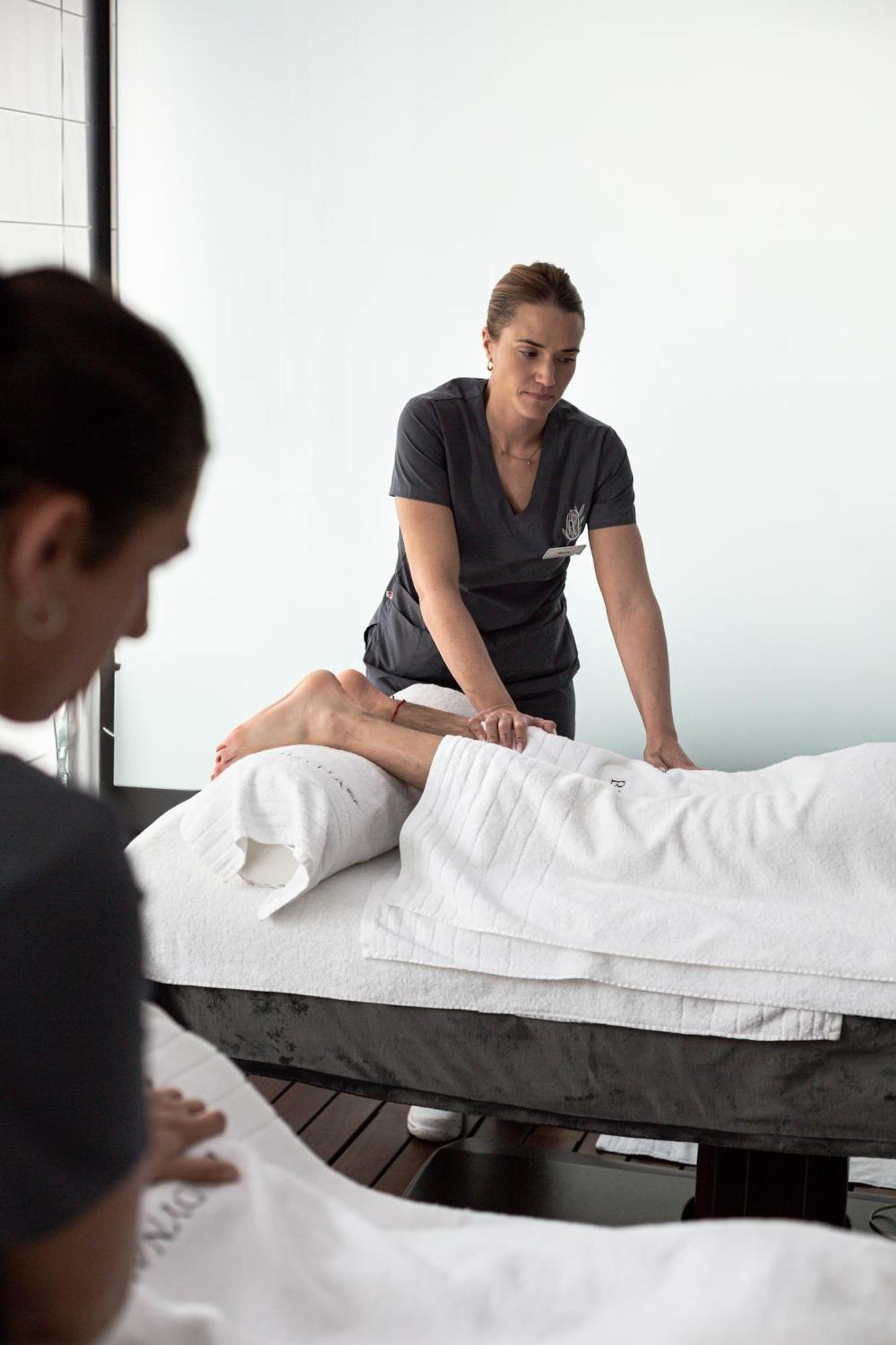Hospes Palau De La Mar, Valencia, A Member Of Design Hotels Buitenkant foto A chiropractor treating a patient