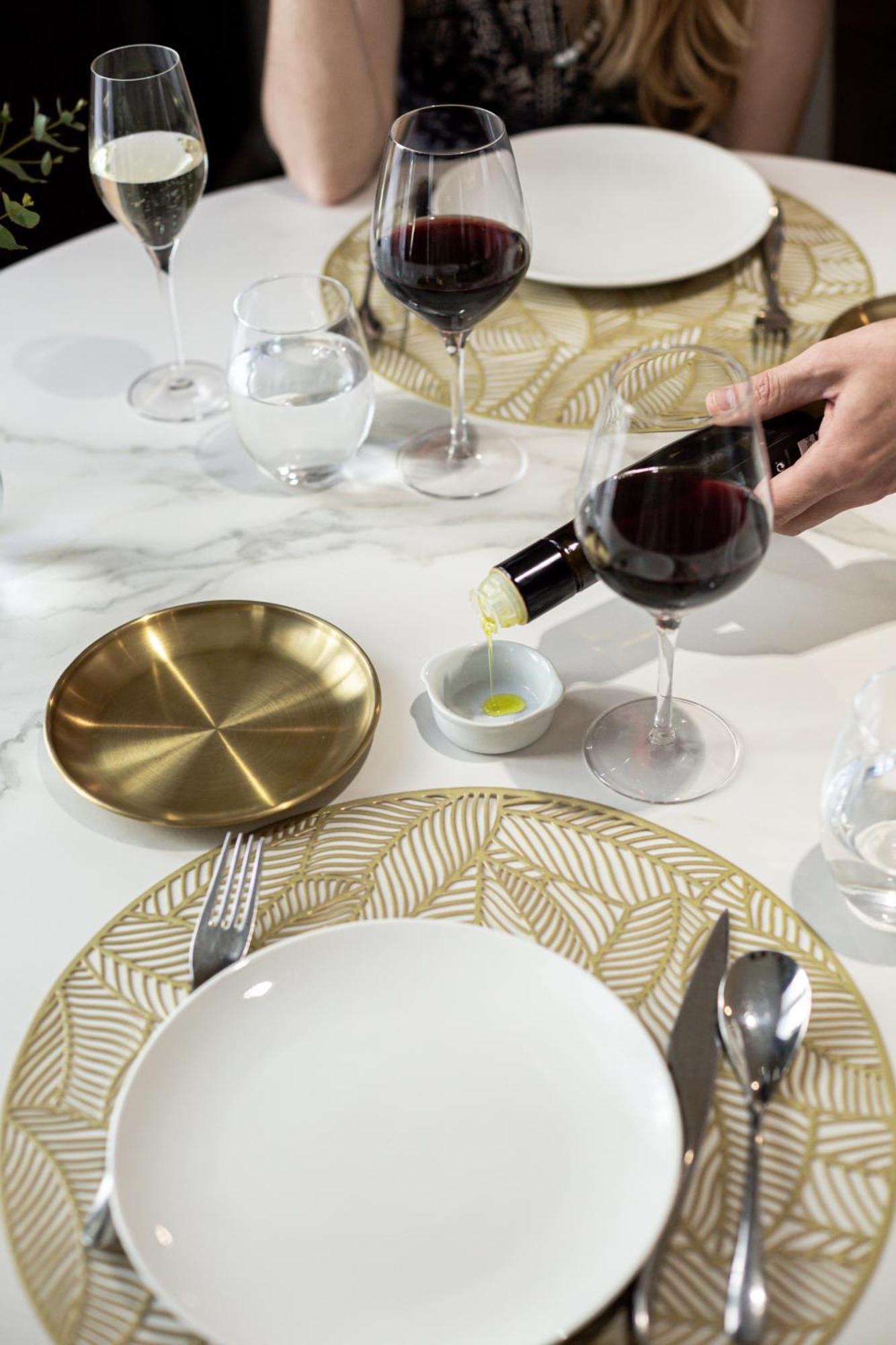 Hospes Palau De La Mar, Valencia, A Member Of Design Hotels Buitenkant foto A wine server