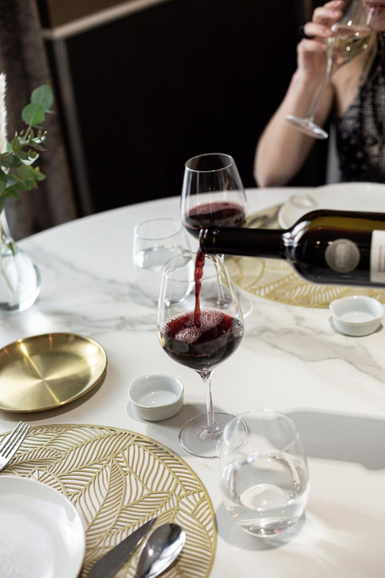 Hospes Palau De La Mar, Valencia, A Member Of Design Hotels Buitenkant foto Wine being poured into a wine glass