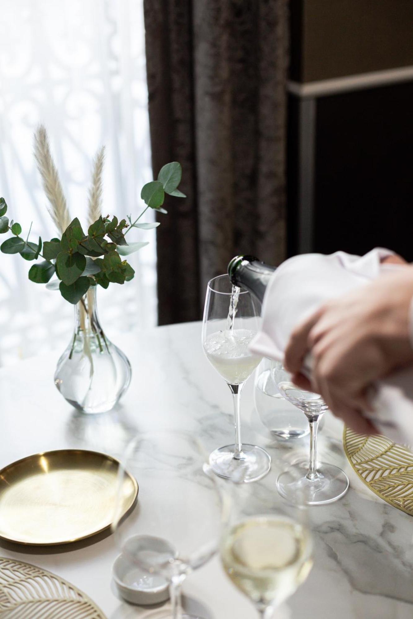 Hospes Palau De La Mar, Valencia, A Member Of Design Hotels Buitenkant foto A wine waiter pouring wine