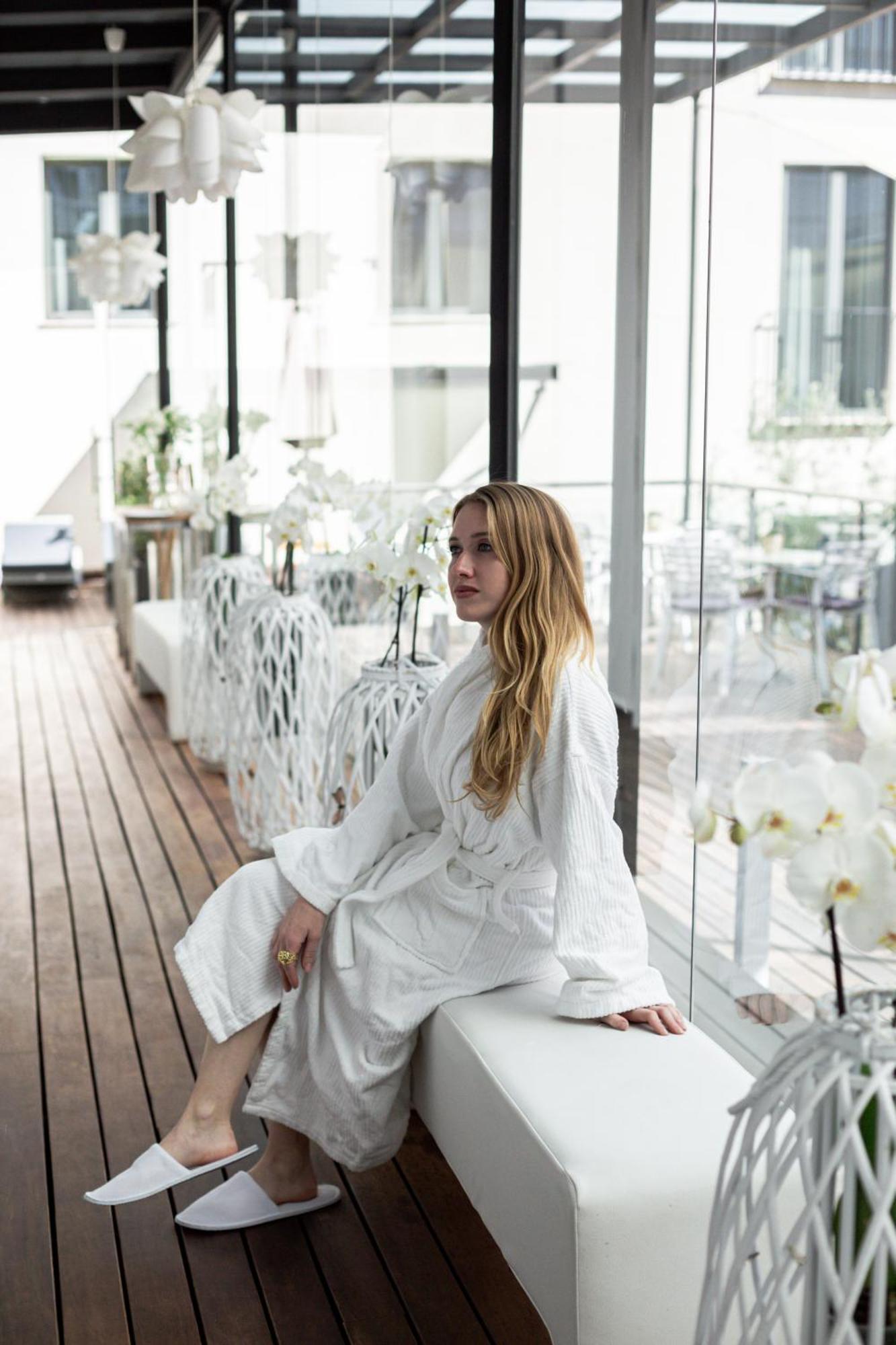 Hospes Palau De La Mar, Valencia, A Member Of Design Hotels Buitenkant foto A woman wearing a bathrobe