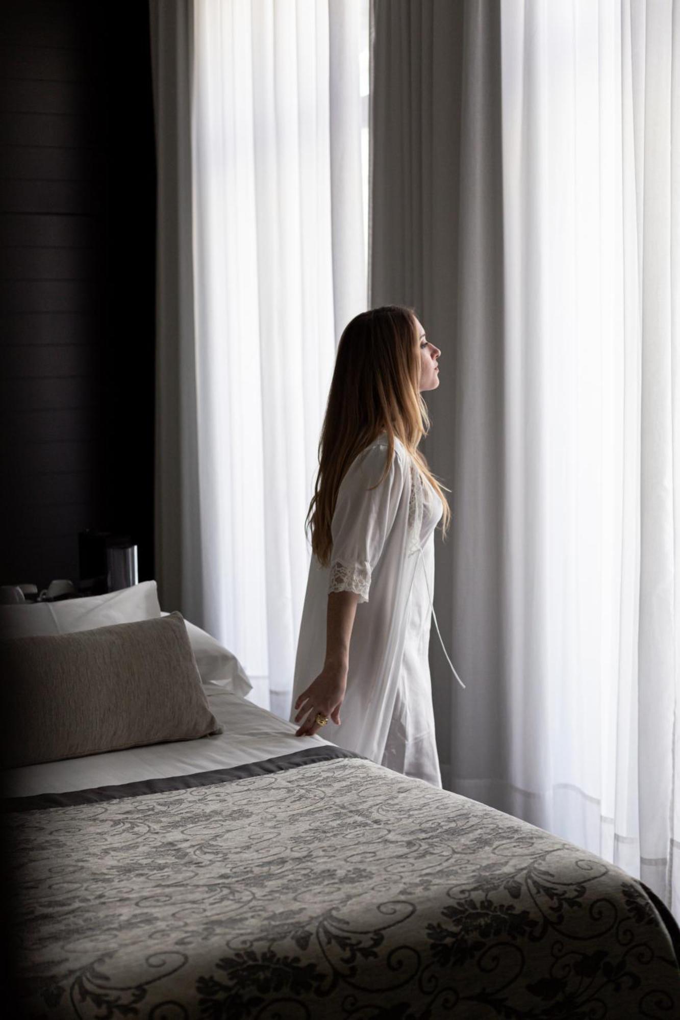 Hospes Palau De La Mar, Valencia, A Member Of Design Hotels Buitenkant foto A woman wearing a nightgown