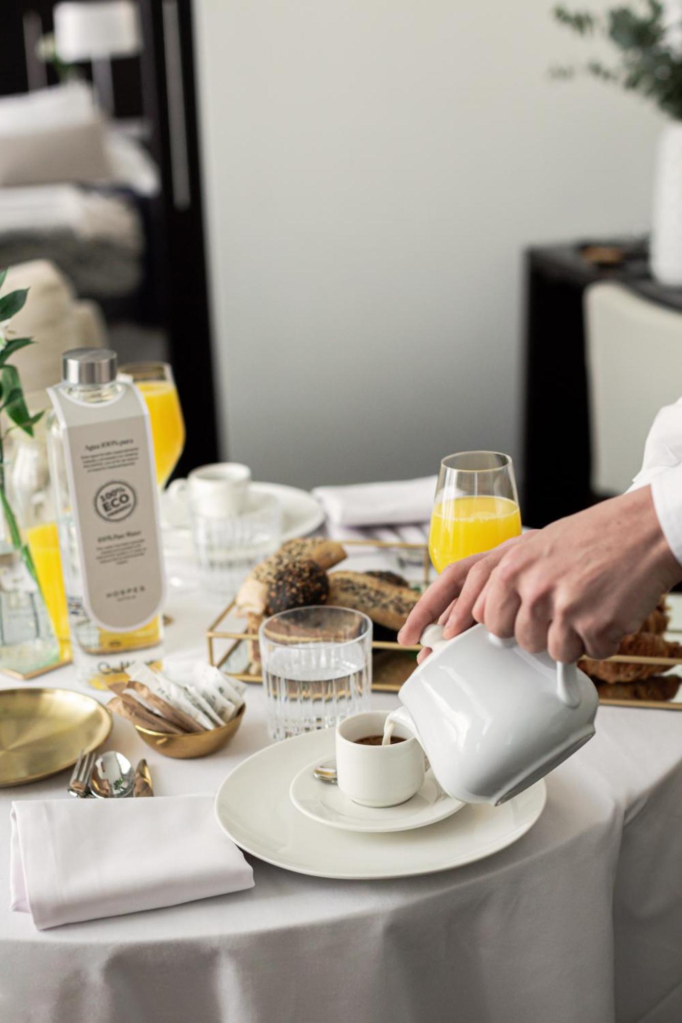 Hospes Palau De La Mar, Valencia, A Member Of Design Hotels Buitenkant foto A breakfast at the hotel