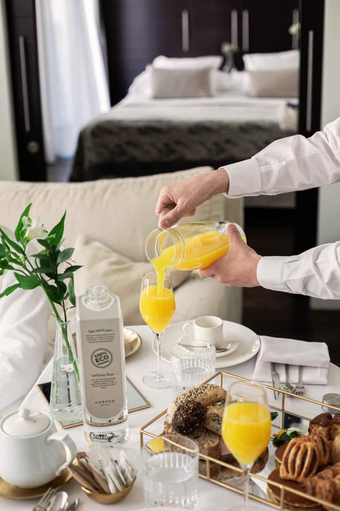 Hospes Palau De La Mar, Valencia, A Member Of Design Hotels Buitenkant foto A person pouring orange juice
