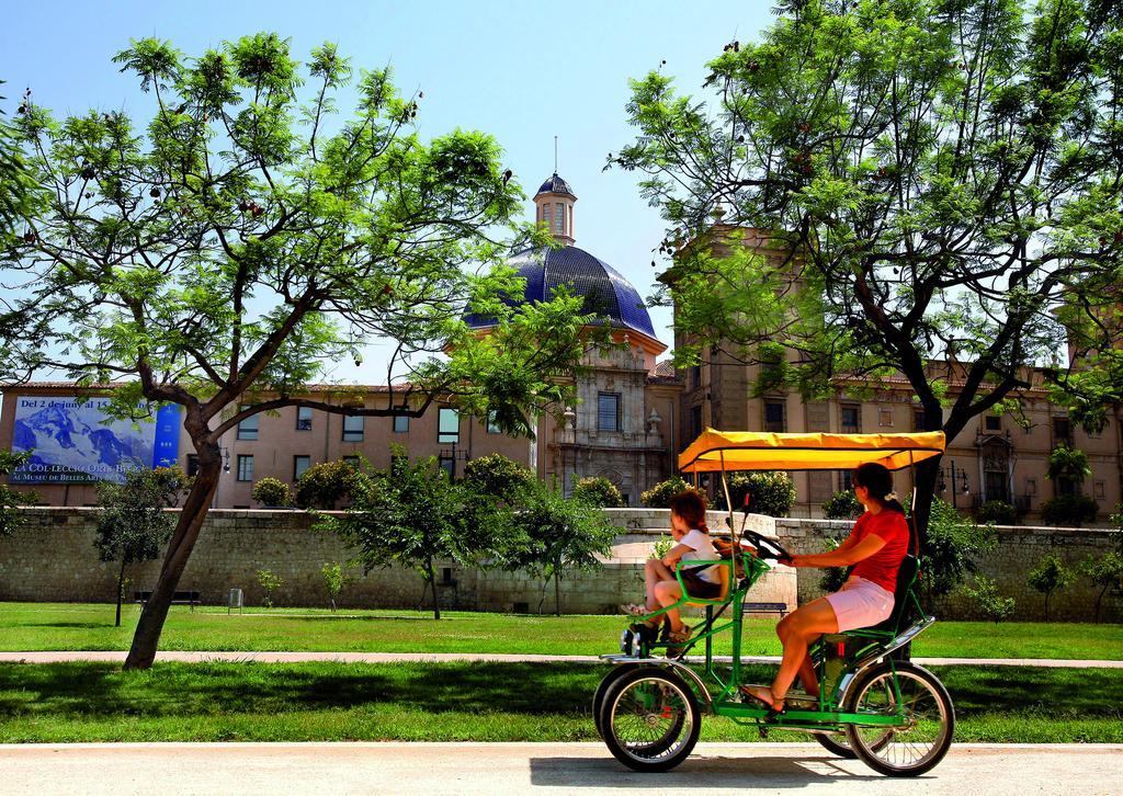Hospes Palau De La Mar, Valencia, A Member Of Design Hotels Buitenkant foto A family on a quadracycle