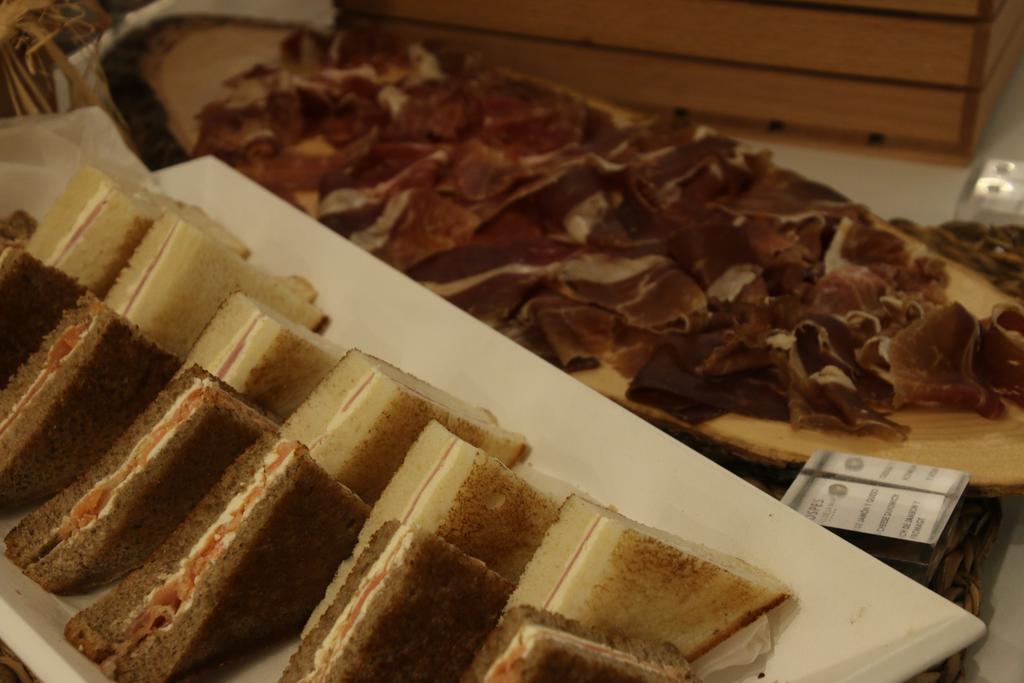 Hospes Palau De La Mar, Valencia, A Member Of Design Hotels Buitenkant foto A selection of Spanish tapas