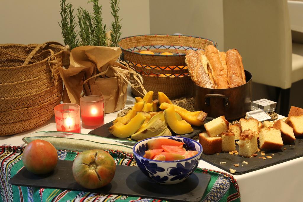 Hospes Palau De La Mar, Valencia, A Member Of Design Hotels Buitenkant foto A selection of Spanish cheeses